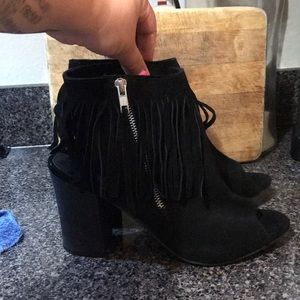 Carlos Santana open toe  fringe booties